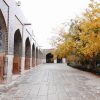 گنبد مسجد امام. نمای داخلی خیرهکننده مسجد امام، اصفهان، ایران، کاشیکاریهای پیچیده، طاقهای سر به فلک کشیده و الگوهای هندسی پر جنب و جوش را به نمایش میگذارد. این گوهر معماری. هنر اسلامی بینظیر. ویدیوی استوک 4K