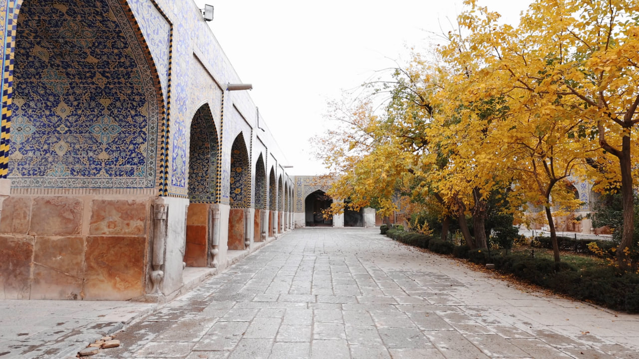 گنبد مسجد امام. نمای داخلی خیرهکننده مسجد امام، اصفهان، ایران، کاشیکاریهای پیچیده، طاقهای سر به فلک کشیده و الگوهای هندسی پر جنب و جوش را به نمایش میگذارد. این گوهر معماری. هنر اسلامی بینظیر. ویدیوی استوک 4K