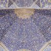 گنبد مسجد امام. نمای داخلی خیرهکننده مسجد امام، اصفهان، ایران، کاشیکاریهای پیچیده، طاقهای سر به فلک کشیده و الگوهای هندسی پر جنب و جوش را به نمایش میگذارد. این گوهر معماری. هنر اسلامی بینظیر. ویدیوی استوک