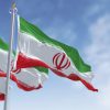سه پرچم ملی ایران که در یک روز صاف در باد تکان میخورند