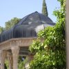 ویدیوی سینمایی فول اچدی از آرامگاه حافظ که از میان درختان اطراف نمایان میشود. دوربین از پیشزمینه درختان حرکت میکند و به تدریج روی آرامگاه تمرکز میکند و جلوه بصری دراماتیک و فراگیری ایجاد میکند. این یکی از بهترین ویدیوها برای مستندهای فرهنگی، فیلمهای مسافرتی، پروژههای تاریخی، محتوای میراث ایرانی، داستانسرایی سینمایی و فیلمهای آموزشی است.