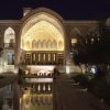 نمای شب زیبا از خانه تاریخی عامریها در کاشان، ایران، ویدیوی استوک