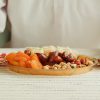 نمای نزدیک از مخلوط میوههای خشک و آجیل. شیرینیهای عربی. ویدیوی استوک 4K
