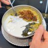 غذای سنتی ایرانی، آش خوشمزه، حلیم، تزئین شده با سیر سرخ شده و نعناع، کشک، یک سوپ عدس سالم، وعده غذایی مغذی، غذای حلال، سفره افطار ماه رمضان، تهران، آشپزی خاورمیانه، ویدیوی استوک 4K
