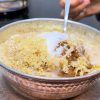 حلیم، غذای ایرانی، خورش گوشت چرخکرده، افطار، غذای ماه رمضان، تزیین شده با کنجد و ادویه دارچین، سرو شده در کاسه مسی، غذای سالم و خوشمزه برای صبحانه یا شام، رمضان، غذای خیابانی تهران، ویدیوی استوک