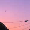 پرواز ایرباس A380 هواپیمایی امارات در حال برخاستن در غروب آفتاب، آسمان صورتی بر فراز دبی، صحنه هوانوردی لوکس و آرامشبخش در تهران، چشمانداز شهری ایران، پرواز بینالمللی، هواپیماهای مدرن، صعود قدرتمند، ویدیوی استوک