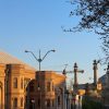 معماری سنتی ایرانی، عمارتی زیبا با نمای آجری، طاق قوسی، خانه تاریخی، بنای نمادین، باغ در فضای باز، مسیر، غروب آفتاب، سبک زندگی بازسازی شده، مقصد فرهنگی، تهران، ایران، ویدیوی استوک