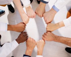 تیم کارکنان مراقبت‌های بهداشتی متنوع، ویدیوی استوک را ارائه می‌دهد