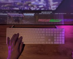 نمای بالا به پایین از ویرایش ویدیو در کامپیوتر. مانیتور کامپیوتر و ضبط کار تصحیح رنگ برنامه برای ویرایش ویدیو، پردازش ویدیو، پس‌تولید، کلیپ ساز ویدیوی استوک