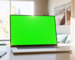 فوتیج لپ‌تاپی با صفحه نمایش سبز روی میز در یک دفتر کار خانگی روشن. ایده‌آل برای قرار دادن محتوای خودتان. دوربین دور صفحه می‌چرخد. فیلم شامل یک لایه ردیابی و یک لایه لوما مت است. ویدیوی استوک