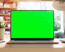 یک لپ‌تاپ با صفحه نمایش سبز روی میز یک دفتر کار خانگی دنج و روشن قرار دارد. مجموعه ۵ صحنه. این فیلم شامل یک لایه ردیابی است. ویدیوی استوک