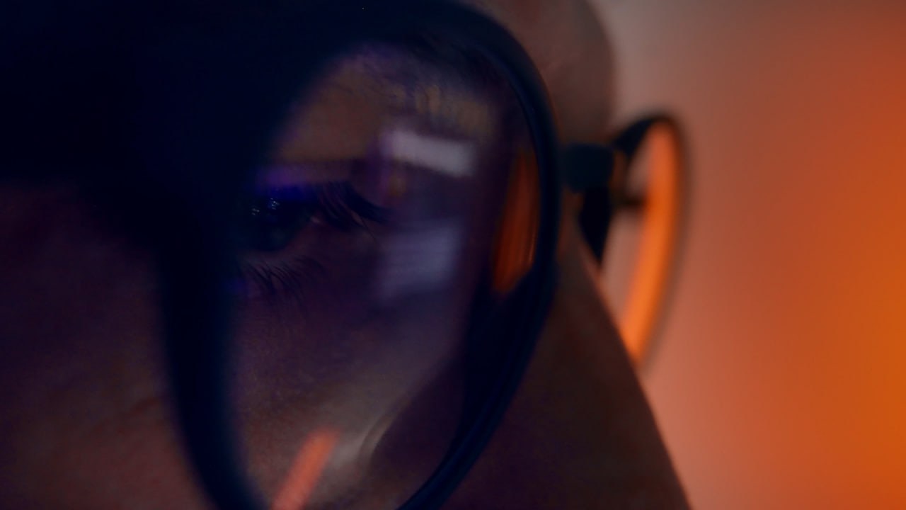 چشمهای مرد بالغ عینکی که به صفحه کامپیوتر نگاه میکند و روی برنامه کامپیوتری کار میکند، نمای نزدیک. مردمک چشم در عینک واقعیت افزوده شخصی که در شب به صورت آنلاین در حال شبکهسازی است. کارمندی که در حال خواندن رسانههای اجتماعی یا اخبار در اینترنت با کیفیت 4K است.