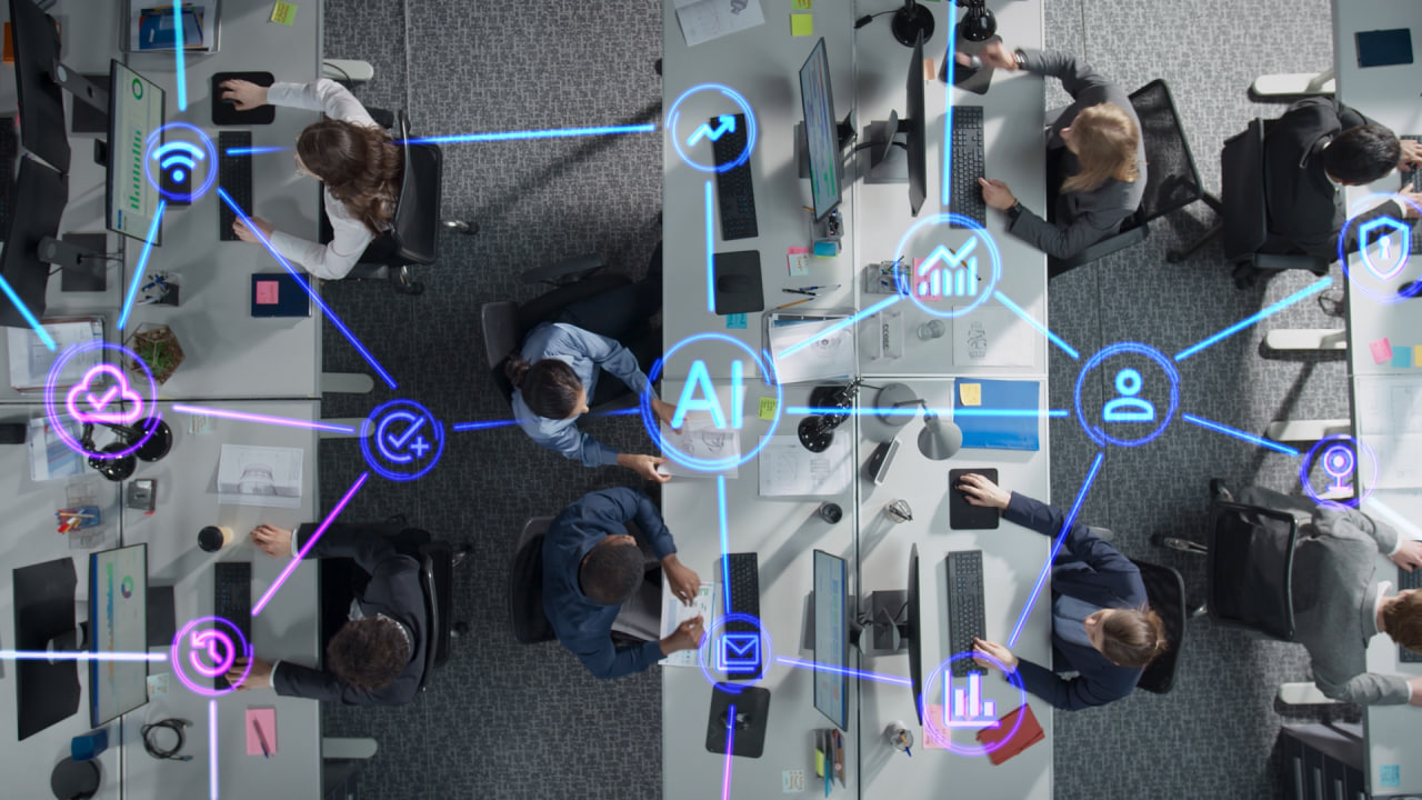 ابزارهای هوش مصنوعی و یادگیری ماشین، تجسم درون یک دفتر تجاری. تیم حرفهای مدیران که از نرمافزار آنلاین برای عملیات و ارتباطات روزانه تجاری استفاده میکنند، ویدیوی استوک