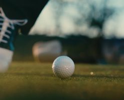 گلف‌باز به توپ ضربه می‌زند و یک ضربه بزرگ می‌زند، شوت گلف با پرتاب خاک از فاصله نزدیک، ویدیوی استوک با حرکت بسیار آهسته