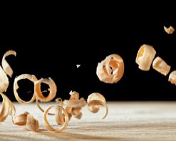 حرکت بسیار آهسته از ریزش ذرات خاک اره. ویدیوی استوک