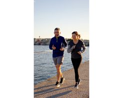 ویدیوی استوک از یک زوج مسن که با هم در امتداد یک تفرجگاه می‌دوند