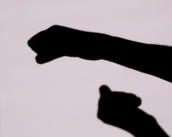 سایه روشن دو دست و مشت که مشت‌های بوکس را پرتاب می‌کنند. ویدیوی استوک سریع و پویا