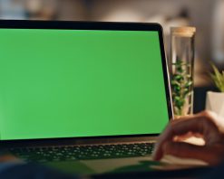 فوتیج لپ تاپ و اسکرول کردن با تاچ‌پد لپ‌تاپ کروماکی در شب، نمای نزدیک از خانه، ویدیوی استوک