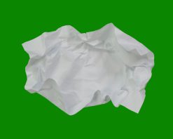 کاغذ سفید خالی، له و چروکیده، با استفاده از تکنیک‌های استاپ موشن به یک توپ تبدیل می‌شود.