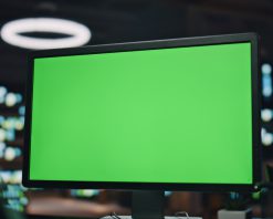 فوتیج فناوری اطلاعات در حال کدنویسی صفحه سبز کامپیوتر در مرکز داده از نزدیک. کد برنامه‌نویسی توسعه‌دهنده، ویدیوی استوک