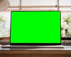 فوتیج لپ‌تاپ با صفحه نمایش خالی که روی یک میز چوبی در یک فضای داخلی به سبک اتاق زیرشیروانی قرار گرفته است. دوربین به آرامی به سمت دستگاه حرکت می‌کند. ویدیوی استوک