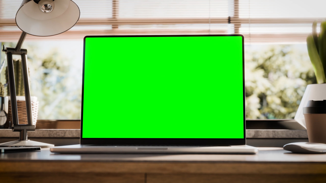 فوتیج لپتاپ با صفحه نمایش خالی که روی یک میز چوبی در یک فضای داخلی به سبک اتاق زیرشیروانی قرار گرفته است. دوربین به آرامی به سمت دستگاه حرکت میکند. ویدیوی استوک