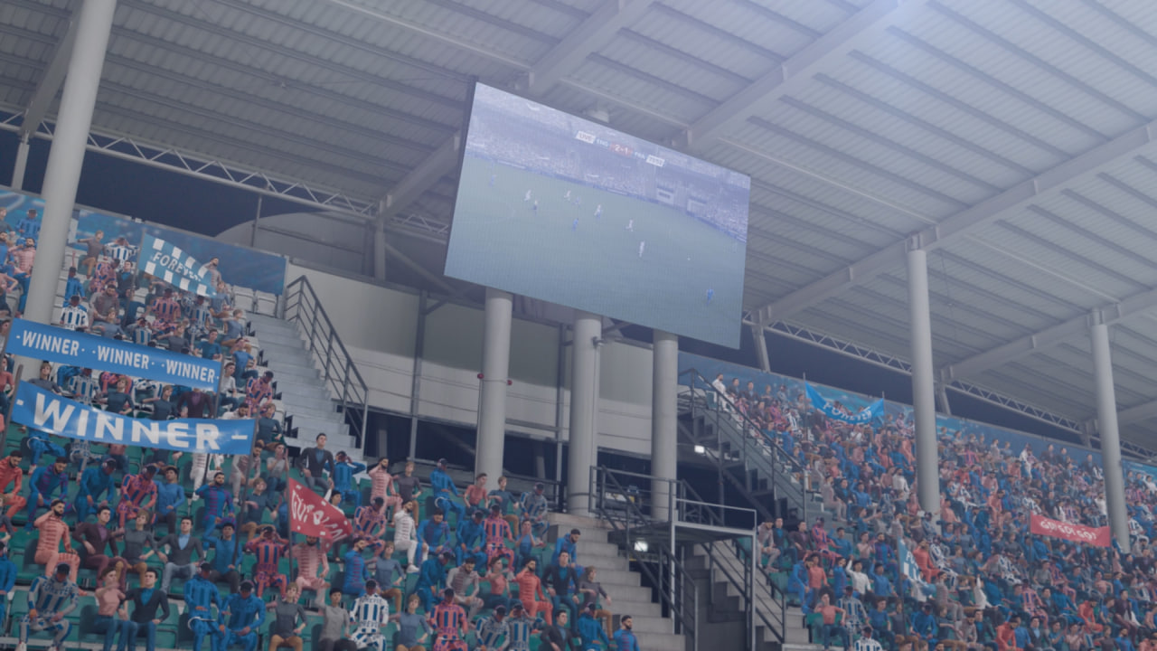 هواداران فوتبال، یک مسابقه مهم قهرمانی فوتبال را در یک صفحه نمایش بزرگ در منطقه مملو از هواداران در یک ورزشگاه مدرن تماشا میکنند و هیجان و روحیه تیمی خود را با کیفیت ابراز میکنند.