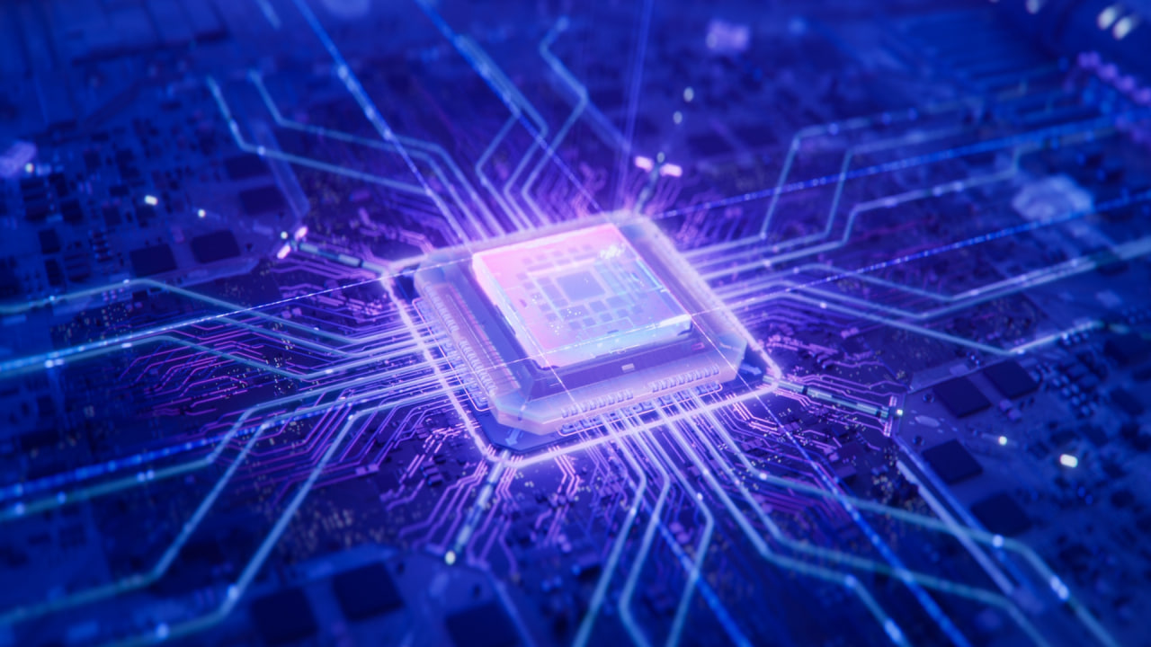 نمای نزدیک پویا از اتصال تراشه آیندهنگر به مادربرد. با نور نئون بنفش، سیستم فعالسازی و قدرتدهی میکروچیپ نسل بعدی. پردازنده گرافیکی با کارایی بالا برای محاسبات هوش مصنوعی، ویدیوی استوک