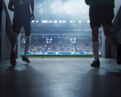 پیاده‌روی تونلی با تیم‌هایی از بازیکنان فوتبال که قبل از مسابقه قهرمانی وارد یک ورزشگاه فوتبال می‌شوند که تمام بلیط‌هایش فروخته شده است. هواداران بین‌المللی فوتبال از فوتبالیست‌ها مانند قهرمانان استقبال می‌کنند. ویدیوی استوک