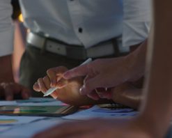 گروهی از جوانان خلاق آسیایی با لباس‌های غیررسمی شیک، در حال بحث در مورد ایده‌های جلسات طوفان فکری تجاری، پروژه طراحی نرم‌افزار اپلیکیشن موبایل در دفتر کار مدرن شبانه. ویدیوی استوک