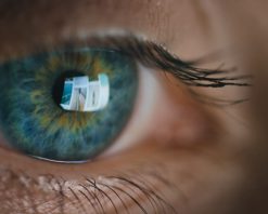 چشم، انعکاس مانیتور و زن با محتوای وب سایت آنلاین برای تحقیق، ماموریت یا هدف در شب در تاریکی. تمرکز کامپیوتر دیجیتال یا شبکه فناوری اطلاعات برای جستجوی اینترنتی روزنامه نگار در زوم ویدیوی استوک