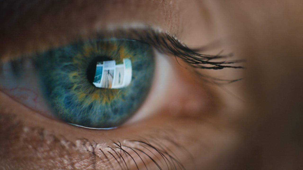 چشم، انعکاس مانیتور و زن با محتوای وب سایت آنلاین برای تحقیق، ماموریت یا هدف در شب در تاریکی. تمرکز کامپیوتر دیجیتال یا شبکه فناوری اطلاعات برای جستجوی اینترنتی روزنامه نگار در زوم ویدیوی استوک