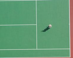 ویدیوی استوک 4K از زن جوانی که در زمین جدید تنیس بازی می‌کند