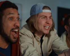 دوستان هوادار فوتبال خوشحالند که در خانه فوتبال تماشا می‌کنند و جشن می‌گیرند. ویدیوی استوک