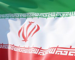 نمای نزدیک از اهتزاز پرچم ایران در حرکت آهسته 4k، ویدیوی استوک 4K از عنصر ویدیوی پرچم ایران در یک روز آفتابی