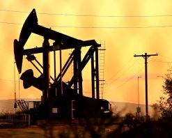 ویدیوی استوک HD از دکل‌های نفتی بزرگ در غروب صورتی