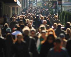 ویدیوی استوک با کیفیت اچ‌دی از جمعیت ناشناس نیویورک در حرکت آهسته