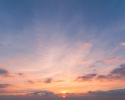 تایم لپس آسمان غروب خورشید ابر، منظره ابری قرمز بنفش، پس زمینه تایم لپس، آسمان غروب خورشید بنفش قرمز تیره، ابر، پس زمینه تایم لپس، روز شب، ویدیوی استوک آسمان غروب خورشید دراماتیک
