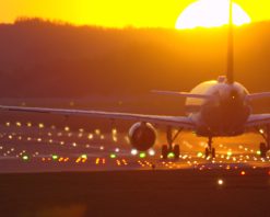 ویدیوی استوک 4K از پرواز هواپیمای مسافربری هنگام غروب آفتاب، آغاز یک سفر هیجان‌انگیز را رقم می‌زند.