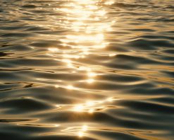 سطح دریا از جرقه می‌درخشید. ویدیوی استوک با کیفیت HD