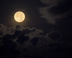 ویدیوی استوک 4K از غروب خورشید با ماه کامل (سوپر مون) بر فراز دریا