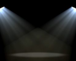 مقدمه‌ای سینمایی از پرتو نور با نورافکنی که بر پس‌زمینه تاریک می‌تابد. ویدیوی استوک 4K