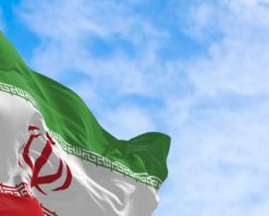 ویدیوی استوک 4K از پرچم ملی جمهوری اسلامی ایران که در یک روز آفتابی به اهتزاز درآمده است