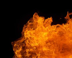 حرکت بسیار آهسته از انفجار آتش که در پس زمینه سیاه جدا شده است. ویدیوی استوک 4K