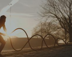 تمرین صبحگاهی ورزشکار جوان در پارک. تمرینات با طناب. ویدیوی استوک 4K