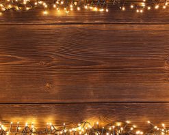 حلقه قاب چراغ‌های روی زمینه چوبی روستیک. ویدیوی استوک 4K