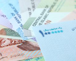 پول ایران. نرخ ارز ایران. مفهوم کسب و کار. اسکناس‌های ایرانی که دور هم می‌چرخند. ویدیوی استوک 4K