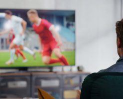 مرد طرفدار فوتبال روی مبلی لم داده و در حال تماشای مسابقه ورزشی در خانه در آپارتمان شیک لافت است. مرد جوان هیجان‌زده تیم فوتبال مورد علاقه‌اش را تشویق می‌کند و گلزنی بازیکن را جشن می‌گیرد. ویدیوی استوک با کیفیت 4K