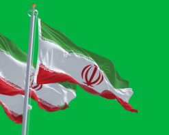 سه پرچم ملی ایران که در پس زمینه سبز تکان می‌خورند، ویدیوی استوک 4K
