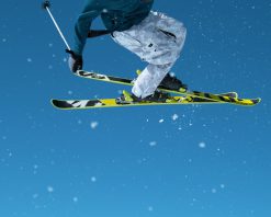 نمای نزدیک: اسکی‌باز یک ضربه‌زن را برمی‌دارد و با اسکی‌های ضربدری یک حرکت چرخشی انجام می‌دهد. ویدیوی استوک 4K